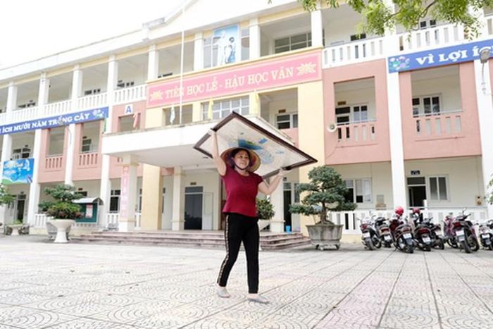  Các trường học khi đón học sinh quay trở lại trường đều trang bị đầy đủ các trang thiết bị như: nhiệt kế điện tử, bình khử trùng, khuẩn tại từng trường, từng lớp đồng thời tuyên truyền, tập huấn cho từng giáo viên về kiến thức, quy định phòng, chống dịch bệnh Covid-19 