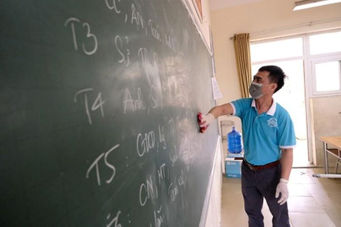  Bảng viết cũng được lau chùi vệ sinh kỹ lưỡng 