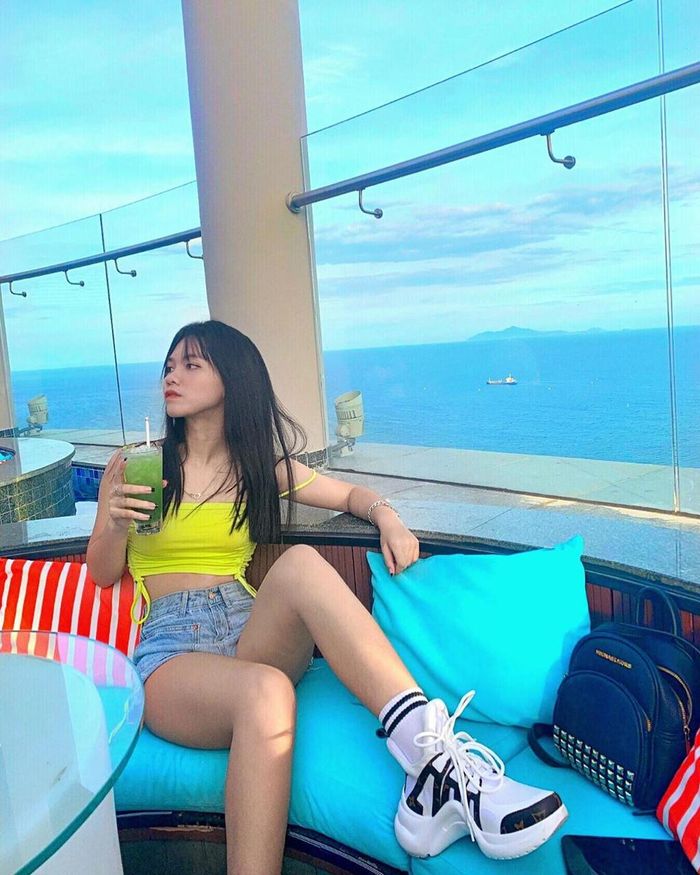 Điểm đặc biệt của quán là khu vực thưởng thức đồ uống ngay sát hồ bơi vô cực, view hướng biển xanh mát, sang chảnh. Buổi tối là thời điểm không khí ở đây nhộn nhịp, tươi vui, bạn có thể chill theo nhạc, uống cooktail hoặc bia tùy thích. Địa chỉ: Võ Nguyên Giáp, Sơn Trà. Ảnh: Nameow, kimnngock_nn.