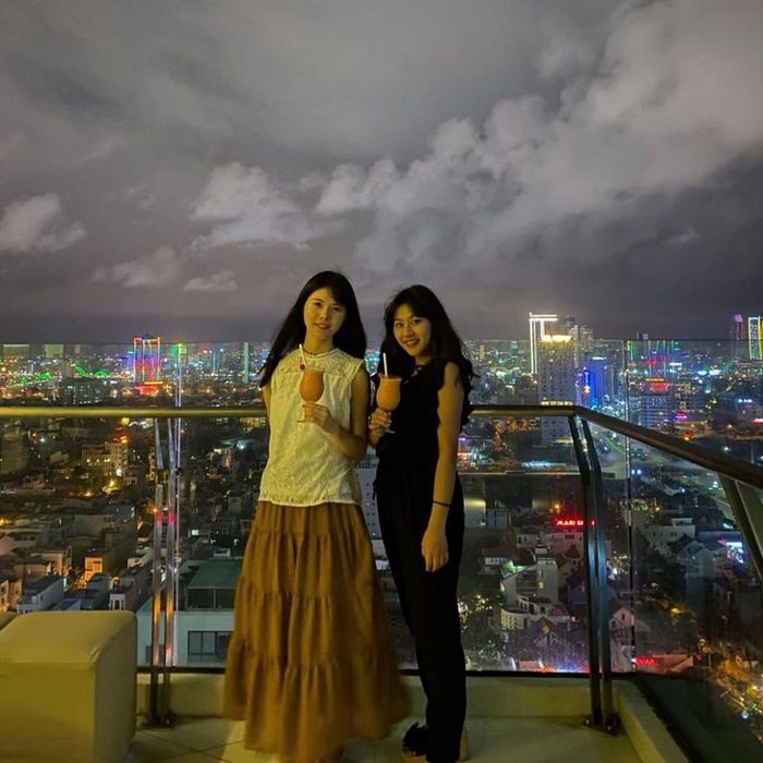 Thiết kế quán đơn giản với tông bàn ghế màu trắng, toát lên vẻ hiện đại, sang trọng. Tại đây, thực khách sẽ được chiêm ngưỡng hồ bơi vô cực ở khu vực ngoài trời, thưởng thức nhiều món đồ uống ngon, ngắm trọn vẹn thành phố vào ban ngày và ban đêm. Địa chỉ: Võ Nguyên Giáp, Sơn Trà. Ảnh: _lusiephan_, ri_chan_324. 