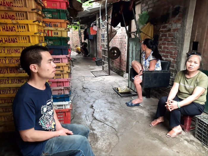  Trong những ngày thất nghiệp, bà Nguyễn Thị Thanh và Phương chỉ biết ngồi mong chờ ngày hết dịch