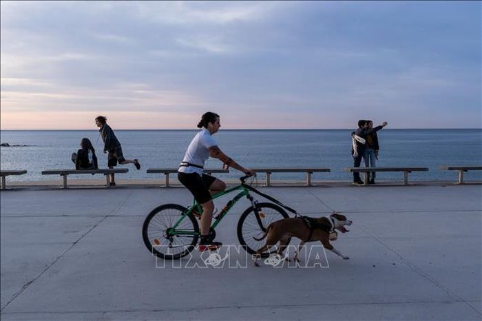 Người dân đi dạo và tập thể dục tại đại lộ Diagonal ở Barcelona, Tây Ban Nha khi lệnh phong tỏa do dịch COVID-19 được nới lỏng, ngày 2/5/2020. Ảnh: THX/TTXVN