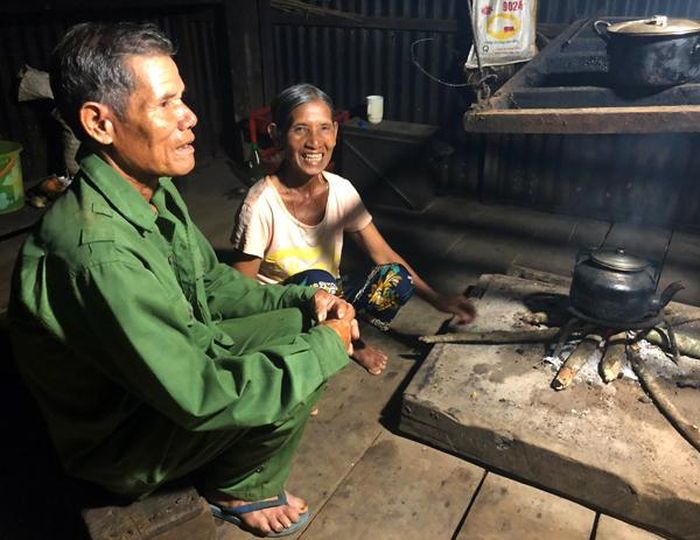 Người cựu binh già Puih Pinh kể lại những trận chiến đấu một thời khói lửa. Ảnh: Đ.Y