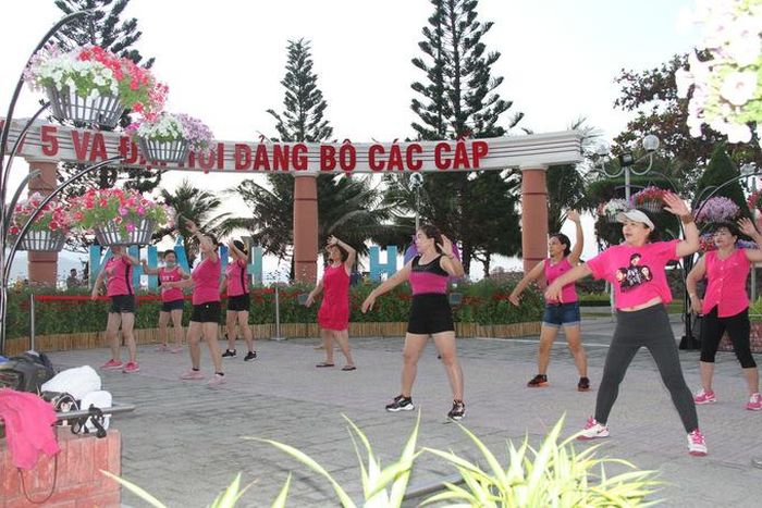 Một nhóm tập thể dục đã hoạt động trở lại sau nhiều ngày tạm ngưng vì không được vào công viên bờ biển