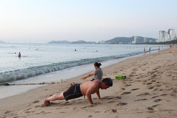 ... người lại chọn làm nóng cơ thể bằng bài hít đất trước khi xuống biển
