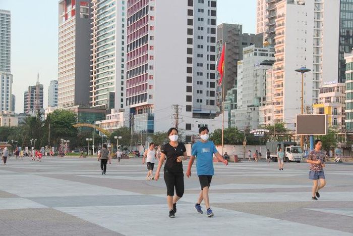 Người dân đi dạo ở Quảng trường 2-4, TP. Nha Trang