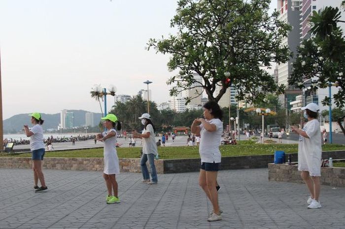 ...và đây là một nhóm khác tập ở chân Tháp Trầm Hương