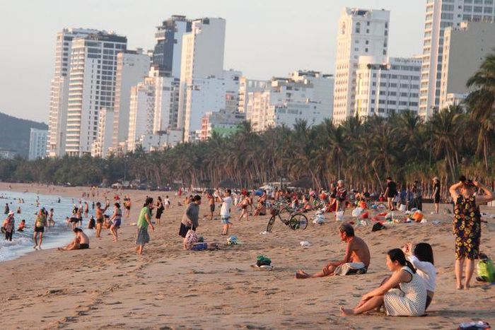 Khoảng 5 giờ 30, bãi biển Nha Trang đã rất đông người tắm biển