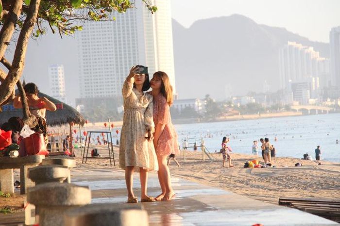 Hai cô gái chụp ảnh selfie ghi lại cảnh đông vui của ngày "mở biển"