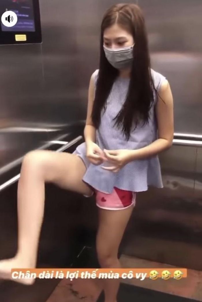 Hình ảnh Chúng Huyền Thanh dùng chân bấm thang máy chung cư gây xôn xao MXH. Ảnh cắt từ clip