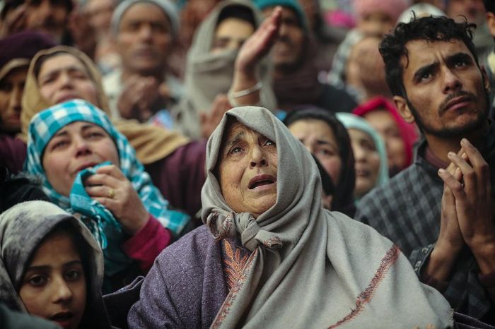 Ấn Độ điều động thêm quân đội đến Kashmir, áp đặt lệnh giới nghiêm, phong tỏa và cắt đứt đường truyền Internet, điện thoại di động, điện thoại cố định và dịch vụ truyền hình cáp.