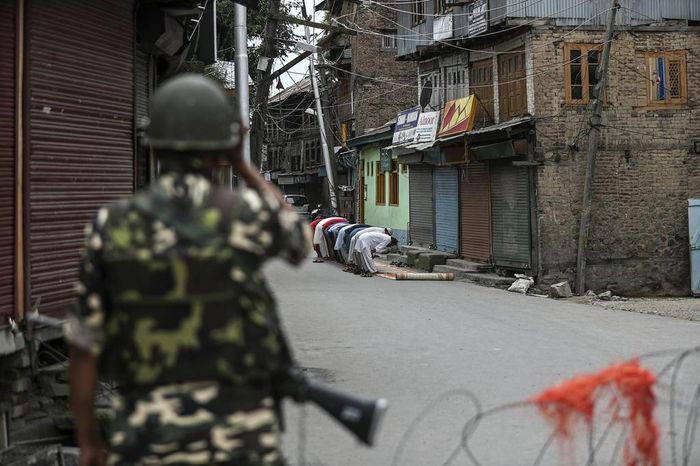 Xung đột đã bùng phát trong nhiều thập kỷ ở Kashmir, khu vực với đa số dân là tín đồ Hồi giáo, bị chia cắt giữa Ấn Độ và Pakistan và được cả hai tuyên bố chủ quyền. Căng thẳng leo thang và đi đến bước ngoặt mới vào tháng 8/2019, khi Thủ tướng Ấn Độ Narendra Modi xóa bỏ quy chế tự trị đặc biệt dành cho vùng Kashmir do Ấn Độ kiểm soát.