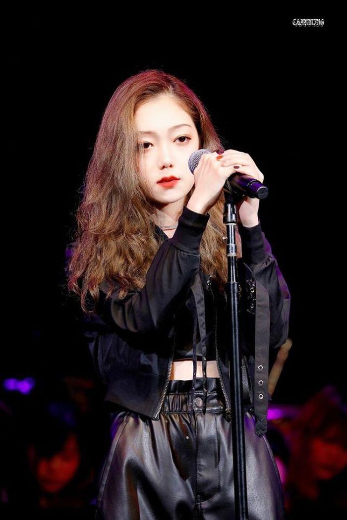  Mỹ nhân Tân Cương là sinh viên của trường âm nhạc Berklee - một trong 4 đại học về âm nhạc đứng đầu thế giới. Đây cũng là trường của nhiều ca sĩ nổi tiếng trong nước cũng như quốc tế theo học như Charlie Puth, Âu Dương Na Na, Vương Nguyên (TFBoys)... 