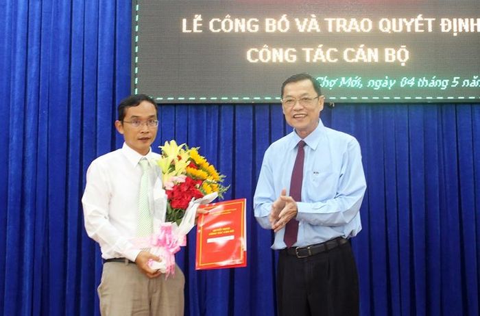 Đồng chí Võ Anh Kiệt trao quyết định và chúc mừng đồng chí Nguyễn Như Anh.
