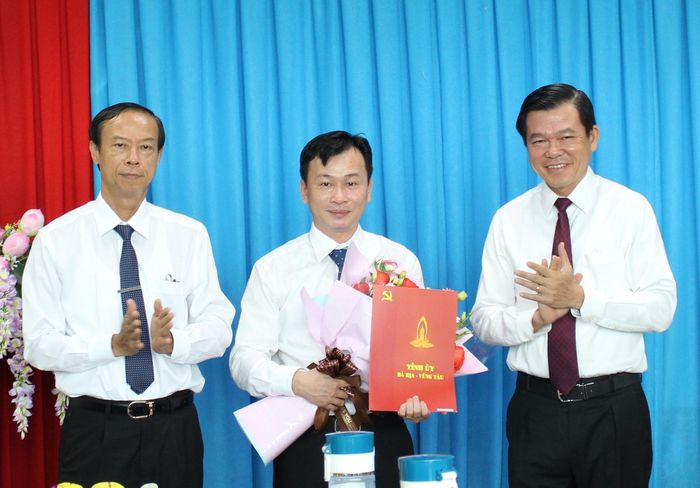 Bí thư Tỉnh ủy Bà Rịa - Vũng Tàu Nguyễn Hồng Lĩnh và Chủ tịch UBND tỉnh Nguyễn Văn Thọ chúc mừng đồng chí Phạm Thành Chung.