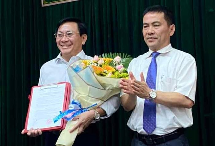 Đồng chí Nguyễn Đức Hoàng trao quyết định và chúc mừng đồng chí Phạm Văn Binh.
