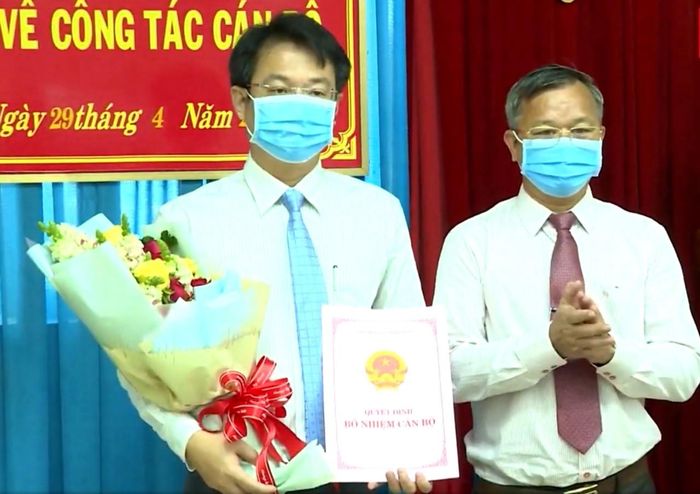 Đồng chí Cao Tiến Dũng trao quyết định và chúc mừng đồng chí Đỗ Khôi Nguyên.