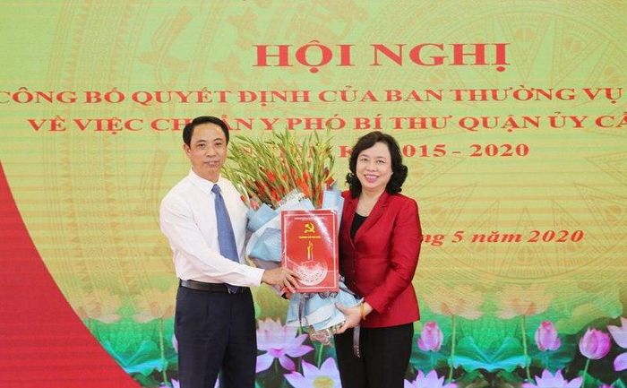 Đồng chí Ngô Thị Thanh Hằng trao quyết định và chúc mừng đồng chí Nguyễn Văn Chiến.