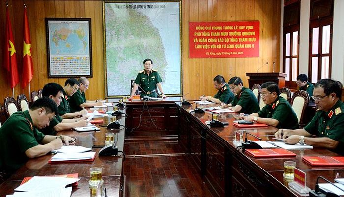 Trung tướng Lê Huy Vịnh kết luận buổi làm việc tại Bộ tư lệnh Quân khu 5.