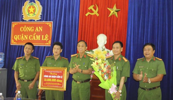 Đại tá Trần Mưu, Phó giám đốc Công an TP Đà Nẵng trao thưởng đột xuất cho CAQ Cẩm Lệ.