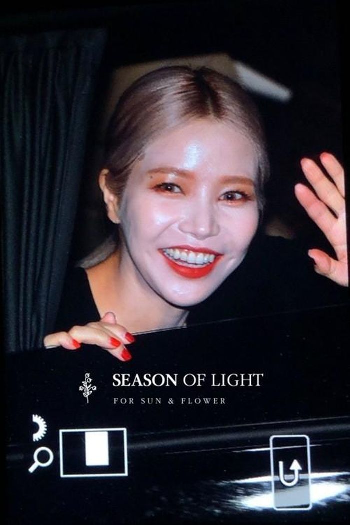 Fan bất ngờ trước hình ảnh mặt trắng toát của Solar (MAMAMOO). Một số dân mạng cho rằng có thể là do các thần tượng bôi kem chống nắng vật lý cộng thêm ánh đèn máy ảnh nên da trắng bất thường.