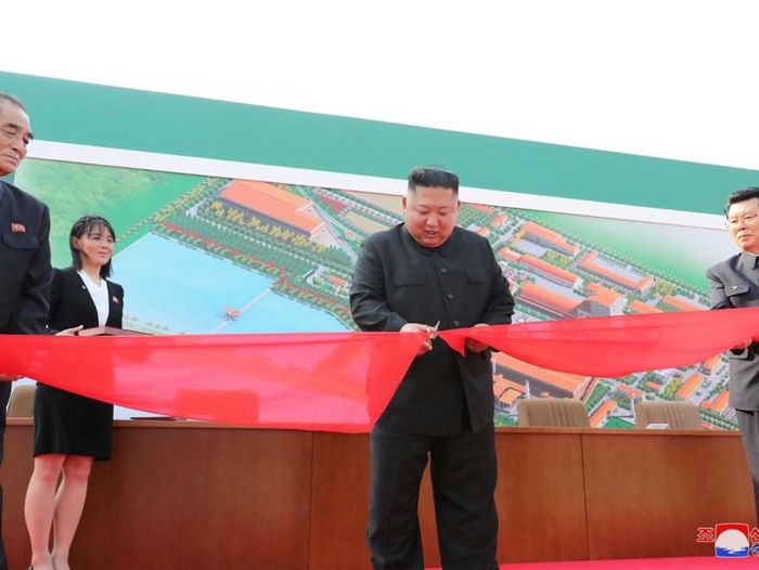 Truyền thông nhà nước Bắc Triều Tiên công bố hình ảnh nhà lãnh đạo Kim Jong-un cắt băng khánh thành nhà máy phân bón ở thành phố Sunchon hôm 1/5. Ảnh: Reuters
