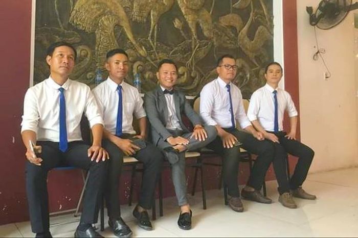 Nhóm nhạc công không chuyên tại xã Ia Ma Rơn chuẩn bị lên sân khấu. Ảnh: V.C