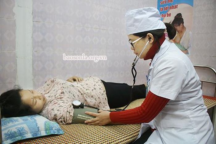 Cán bộ Trung tâm Kiểm soát bệnh tật tỉnh kiểm tra sức khỏe cho phụ nữ mang thai.