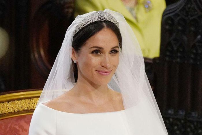 Ngày 19/5/2018, Meghan Markle xuất hiện trong chiếc váy cưới thế kỷ, sánh đôi cùng Hoàng tử Harry.
