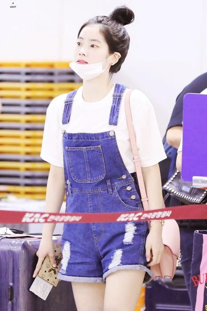 Dahyun thường chọn áo trắng, ít họa tiết để mix với quần jeans yếm nhằm không khiến tổng thể bị rối mắt. Bên cạnh đó, rapper nhóm TWICE còn ưu ái những kiểu quần được thiết kế nhiều vết rách nhằm trông phong cách hơn.