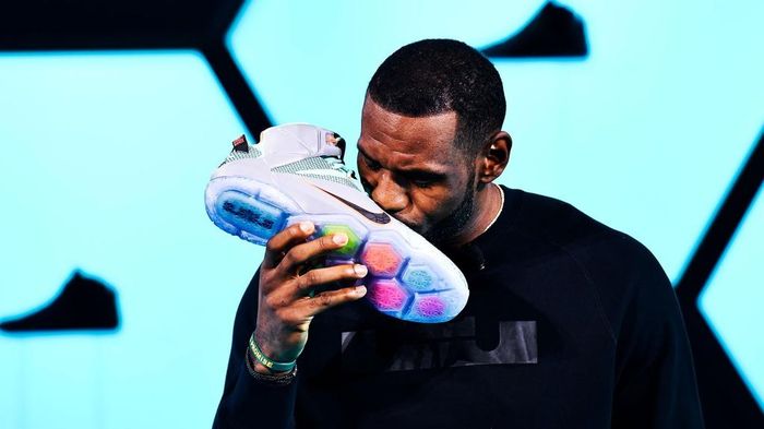  LeBron từ chối 110 triệu USD, và chọn ký hợp đồng chỉ 77 triệu. Ảnh: Getty. 