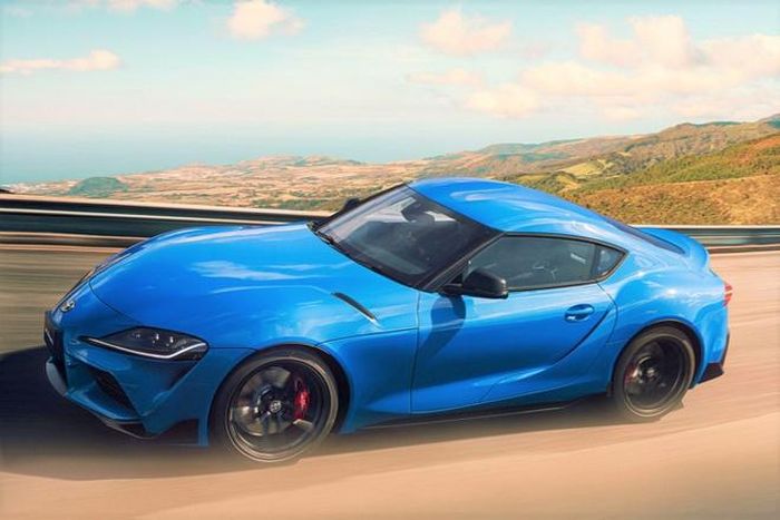 GR Supra RZ Horizon Blue Edition sở hữu màu sơn xanh đặc biệt kết hợp với các chi tiết màu đen mờ ở ốp tai gương chiếu hậu bên ngoài, líp cản trước, ốp hông và ốp cản sau. Xe được trang bị bộ mâm nhôm đúc kích thước 19 inch 5 chấu kép màu đen cùng kẹp phanh đỏ tương phản.