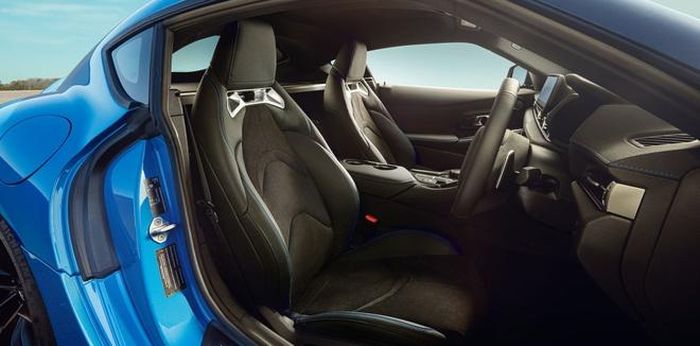 Tuy nhiên, hãng xe Nhật Bản không cung cấp thông tin và hình ảnh của phiên bản GR Supra RZ Matte Storm Gray Metallic. Toyota sẽ bắt đầu nhận đặt cọc cho cả 2 phiên bản đặc biệt này bắt đầu từ ngày 28/4 và thời gian giao xe dự kiến vào khoảng tháng 10 năm nay. Giá của phiên bản GR Supra RZ Horizon Blue Edition vào khoảng 69.500 USD, trong khi phiên bản GR Supra RZ Matte Storm Gray Metallic có mức giá lên đến 71.830 USD.
