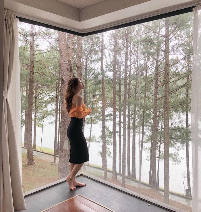 Không chỉ sở hữu khuôn viên rộng, điểm cộng của khu nghỉ dưỡng còn nằm ở khối nhà thiết kế độc đáo được bao quanh bởi cây xanh mát mẻ. Resort khéo léo bố trí nhiều khu vực, góc đẹp để du khách tạo ra những bức ảnh sống ảo đắt giá. Tuy nhiên, nơi đây khá xa trung tâm thành phố, việc đi lại còn nhiều bất tiện. Nếu đặt sớm, phòng đôi có giá từ 1 triệu đồng/đêm. Ảnh: Luc.waiting, huyen_bui.