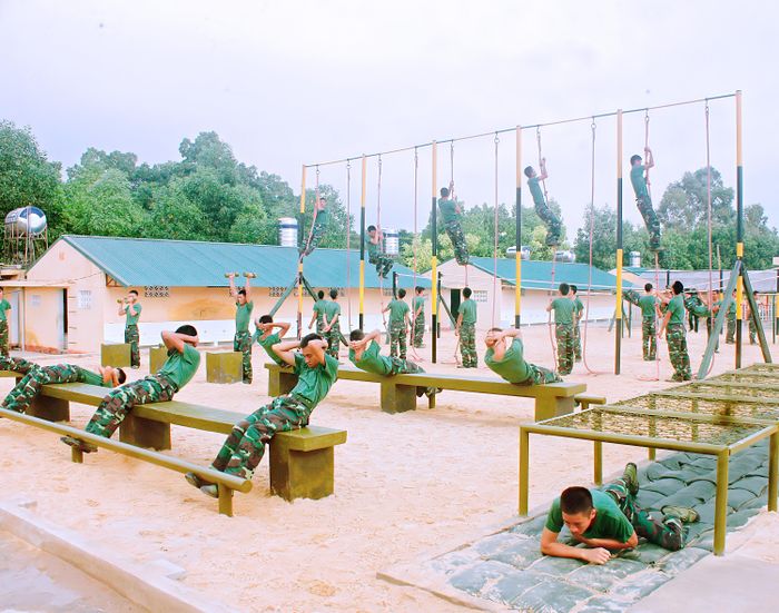  Bộ đội Trung đoàn 209 rèn luyện, nâng cao thể lực.
