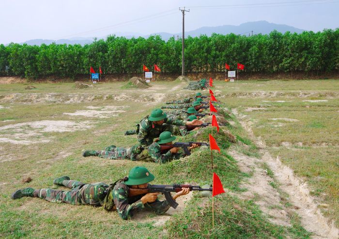  Chiến sĩ Trung đoàn 165 luyện tập bắn súng AK.