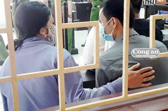 Mẹ của Trưởng động viên con trai trong giờ nghị án.