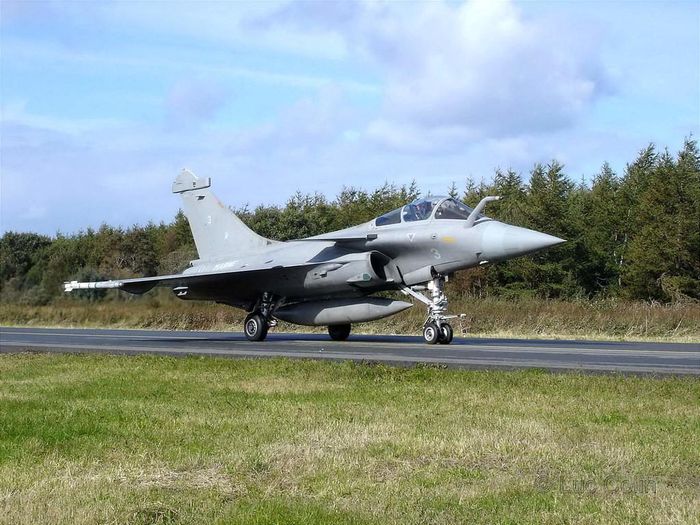Cần phải nhấn mạnh thêm, Rafale là chỉ là chiến đấu cơ 4++, mức giá thông thường của loại chiến đấu cơ này được các nước chào bán chỉ thường dưới 100 triệu USD cho một chiếc, không quá 150 triệu USD/chiếc khi bao gồm toàn bộ các chi phí phụ khác như vũ khí, phụ tùng, đào tạo nhân lực,... Nguồn ảnh: Pinterest.