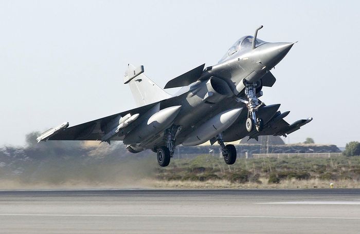 Tính tới thời điểm hiện tại, các đơn hàng chiến đấu cơ Rafale mà Ấn Độ đặt từ Pháp vẫn đang bị đình trệ nghiêm trọng do dịch bệnh ở châu Âu và không loại trừ khả năng, New Delhi sẽ suy nghĩ lại, hủy ngang hợp đồng này trong tương lai. Nguồn ảnh: Pinterest.