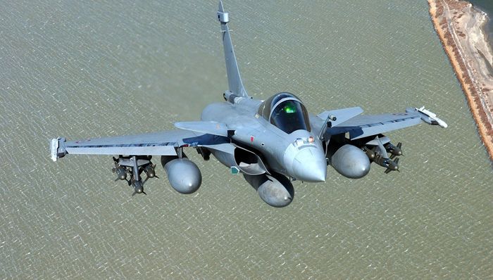 Sự thật là Nga đã mang Su-35 và MiG-35 ra chào bán Ấn Độ, tuy nhiên người Ấn lại chỉ quan tâm tới tiêm kích Rafale đắt đỏ của Pháp và JAS-39 Gripen "đẹp mã" của Thụy Điển. Thậm chí, Thụy Điển cũng từng rút lui khỏi cuộc chạy đua chào bán tiêm kích cho Ấn Độ nhưng sau đó lại bất ngờ quay lại. Nguồn ảnh: Pinterest.