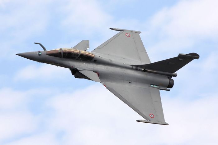 Cụ thể, cái giá mà người Ấn Độ phải trả cho các chiến đấu cơ Rafale lên tới 218 triệu Euro mỗi chiếc, vào khoảng hơn 240 triệu USD. Đây là cái giá cực kỳ đắt đỏ, kể cả so với chiến đấu cơ thế hệ năm như F-35. Nguồn ảnh: Pinterest.