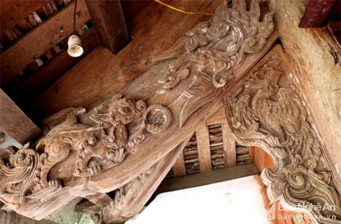 Đền gồm cổng tam quan, hạ điện và thượng điện, đã được trùng tu nhiều lần. Hạ điện 3 gian nằm ngang, thượng điện 3 gian nằm dọc. Bộ khung đền trụ vững trên 22 cột cái là một tác phẩm điêu khắc bằng gỗ đồ sộ và độc đáo, trong đó, mỗi bộ phận là một tiểu tác phẩm. Trong ảnh: Hoa văn chạm trổ trên kẻ trước. Ảnh: Huy Thư