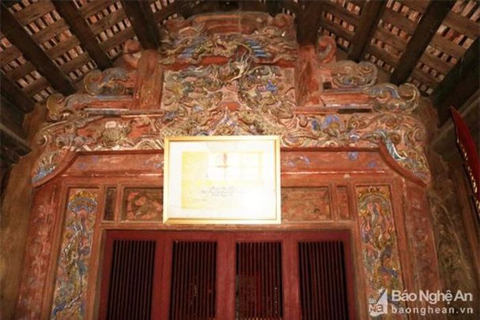 Mặt trước của gian ngoài thượng điện, trên xà nhà, vì cột, khung đố đều được chạm trổ tinh xảo với nhiều hình rồng, mây, hoa lá, cá chép... Ảnh: Huy Thư