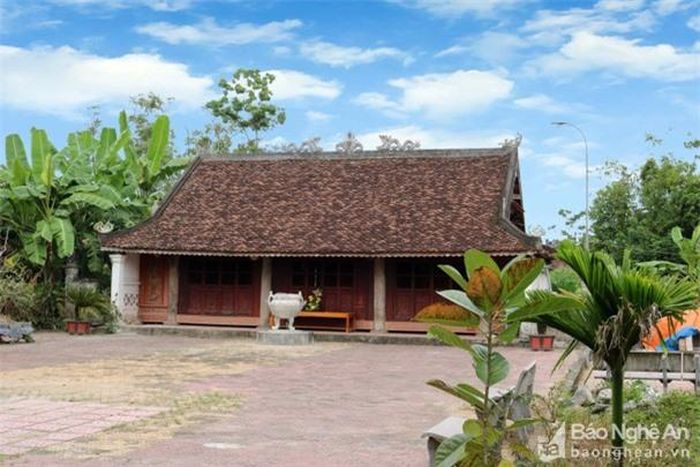 Đền là di tích gắn liền với nhiều sự kiện lịch sử: nơi thành lập Chi bộ Đảng của xã Thanh Lưu xưa, trong kháng chiến là nơi làm việc của các cấp chính quyền, trụ sở của hội văn nghệ tỉnh và liên khu 4, xưởng quân giới quân đội, trường học… Ảnh: Huy Thư