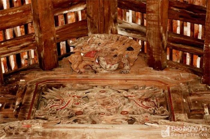 rên vì cột 2 đầu nóc của hạ điện được chạm trổ hình rồng ngậm chữ, rồng vờn mây khá đặc sắc. Ảnh: Huy Thư