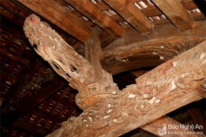 Gian giữa của hạ điện, trên 2 cột con có chạm 2 đầu rồng chầu về trung tâm. Ảnh: Huy Thư