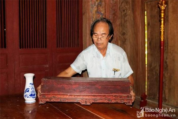 Ông Trần Minh Thắng - thủ từ của đền cho biết, dưới chế độ phong kiến, đền Phú Thọ đã được các triều đại ban cấp nhiều sắc phong, hiện còn lưu giữ được 7 sắc phong thời Nguyễn. Hàng năm vào ngày 15/9 âm lịch, tại đền sẽ diễn ra lễ giổ Quận Công. Tồn tại qua hàng trăm năm với những giá trị to lớn, năm 2012, đền Phú Thọ đã được Nhà nước công nhận là Di tích Lịch sử - Kiến trúc nghệ thuật cấp Quốc gia. Ảnh: Huy Thư
