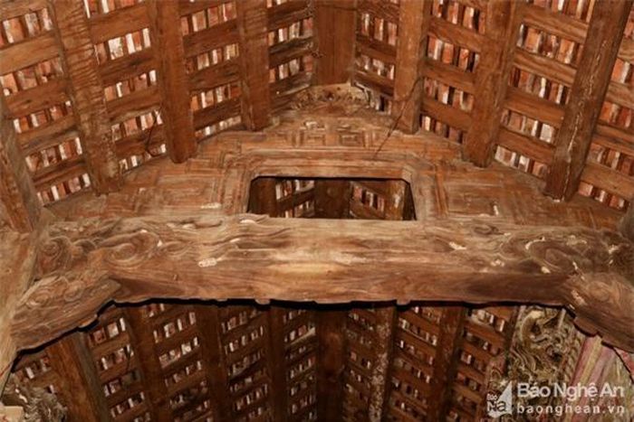 Bên trong hạ điện và thượng điện, trên các xà, cột, vì cột đều được chạm trổ rất đẹp. Ảnh: Huy Thư