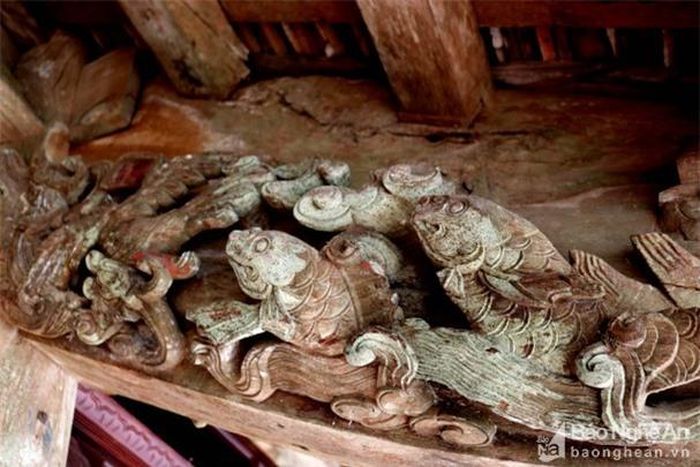 Cá chép vờn sóng được chạm nổi trên các kẻ hiên. Ảnh: Huy Thư
