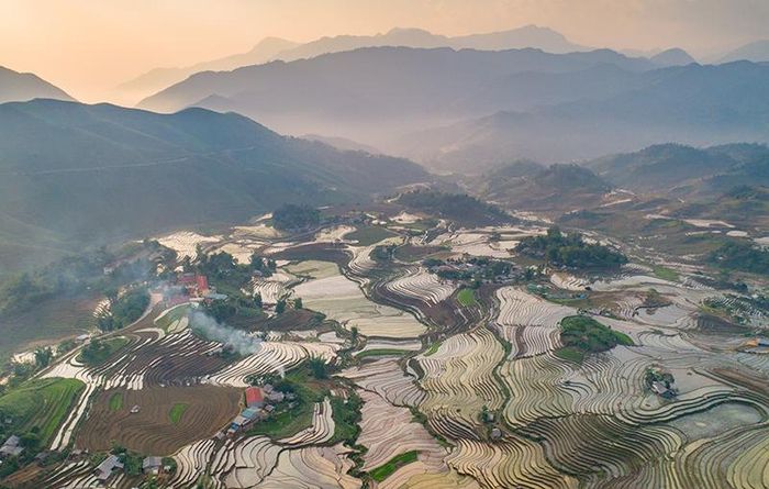 Mùa cấy, ruộng bậc thang ở Bát Xát đẹp như tranh vẽ.
